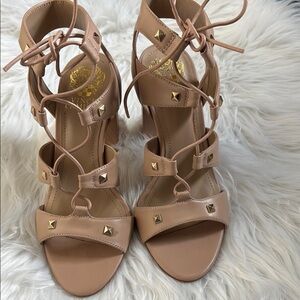 Vince Camuto Meadoe Kiss Nude Strappy 4” Heels Gold Stud Chunky Wrap Sandals S 7